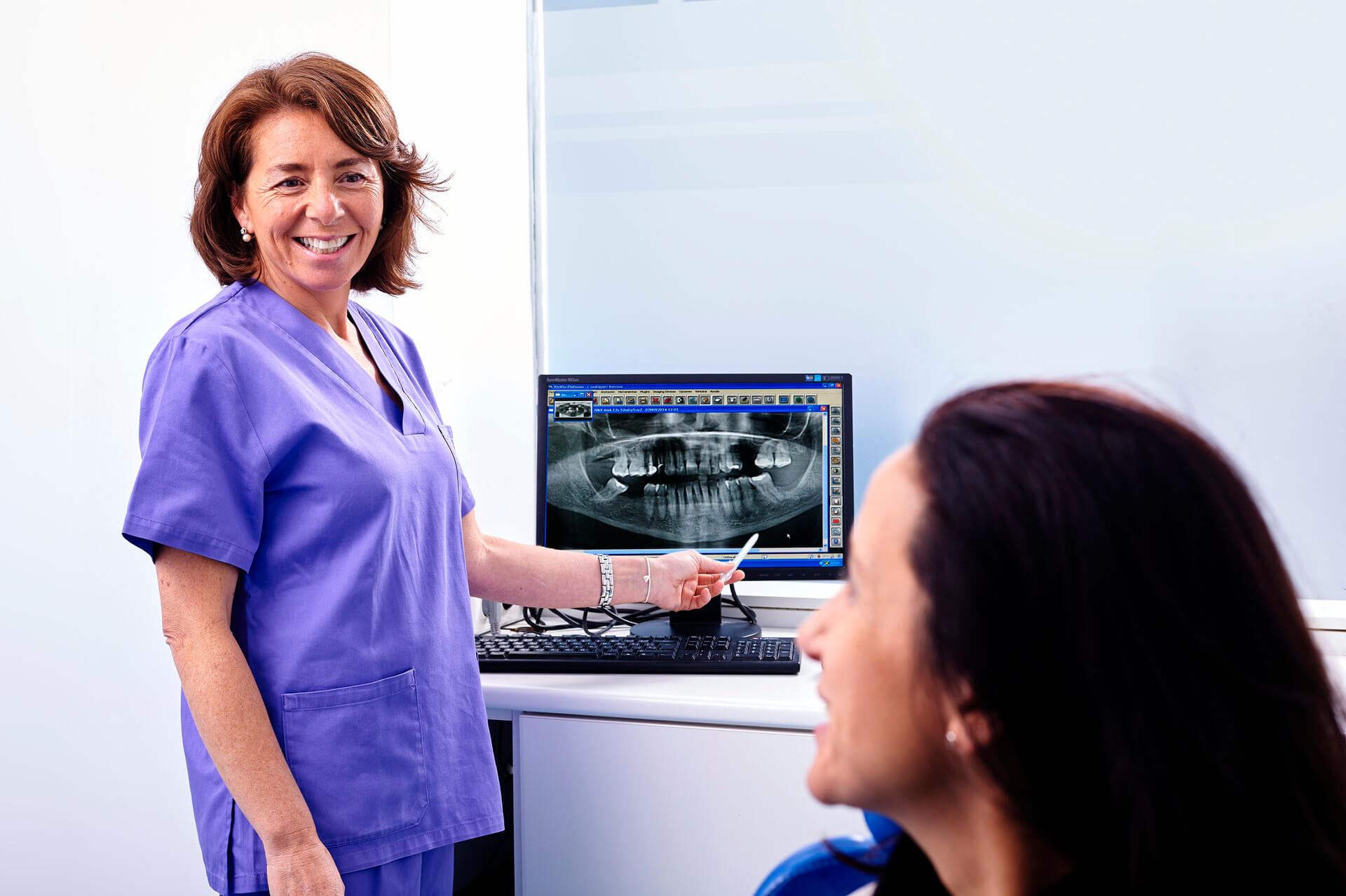 Implantes dentales en Granada | Dentista Dra. Cecilia Almagro